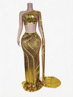 Ensemble deux pièces Ocstrade fait main avec sequins dorés effet miroir, comprenant un haut court asymétrique et une jupe fendue haute, idéal pour les spectacles de danse