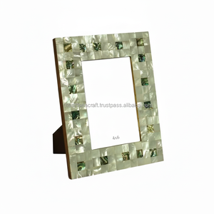 Cadre photo décoratif fait main en résine incrustée de nacre pour la décoration intérieure et l'affichage de table - Product Image 1