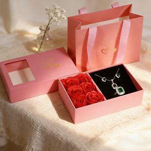 Boîte cadeau rigide en carton recyclable personnalisée avec 6 fenêtres en forme de rose de fleurs de sopa, pour anniversaire, Saint-Valentin. - Product Image 4