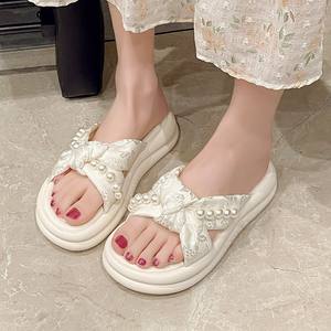 Tendances de la mode estivale : sandales à bout ouvert pour femmes, polyvalentes avec un design à lanières et une jupe résistante. - Product Image 5