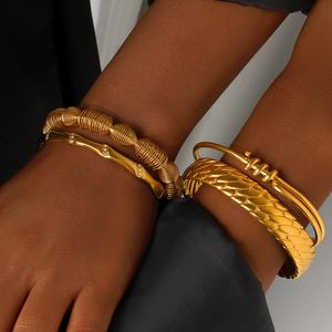 Juego de Siete Brazaletes Chapados en Oro, Resistentes al Agua, con Diseño de Escamas de Serpiente y Cristales Transparentes, de Lujo para Uso Diario, para Mujer - Product Image 4