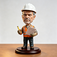 Figurine bobblehead artisanale en polyrésine, réaliste et peinte à la main, représentant un technicien de maintenance personnalisé avec casque de sécurité et outils