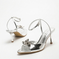 Élégantes sandales argentées métallisées à bout ouvert pour femme, avec décor floral, talons aiguilles, bride cheville, chaussures de soirée et de mariage