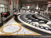 Mosaïque de carrelage en pierre pour sol, design moderne en marbre de haute qualité, avec incrustation en laiton et découpe au jet d'eau, prix bas