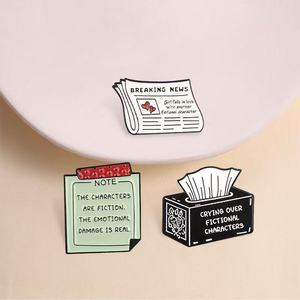 Spille in metallo all'ingrosso a forma di cartone animato, spille creative e uniche a forma di scatola di fazzoletti nera, spille a forma di giornale, distintivi, regali promozionali - Product Image 3