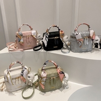 Mini Box Umhängetasche für Damen mit Henkel, Weiße PU-Handtasche mit Buchstaben-Design, Wasserdicht, Abnehmbarer Riemen, Seidenschal, Niedlicher Plüsch