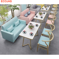 Pastellfarbenes Café-Sitzgruppen-Set mit Blau-Rosa Sofas, Goldton-Tischen und Geflochtenen Stühlen