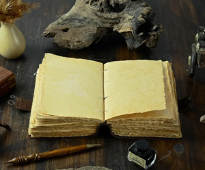 สมุดบันทึกหนังสีเขียวทำมือ ลายดอกไม้สไตล์วินเทจ พร้อมตัวล็อคแบบ C-Lock สมุดจดบันทึกและของขวัญ - Product Image 4