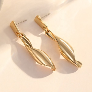 Boucles d'oreilles pendantes en spirale torsadée en métal plaqué or 18 carats vintage personnalisées Songfu pour femmes - Product Image 3
