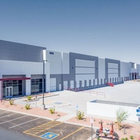 Entrepôt moderne en structure légère d'acier, flexible et personnalisable, bâtiment multifonctionnel de stockage et de traitement avec une durée de vie de 50 ans