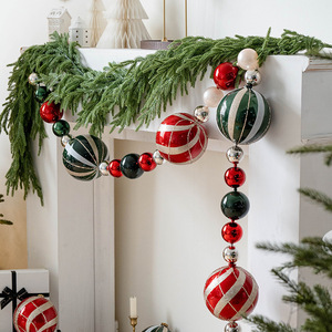 Guirnalda de Bolas de Navidad Hechas a Mano de Alta Calidad, Irrompibles, con Adornos Rojos, Verdes y Plateados para Decoración de Chimeneas y Árboles - Product Image 1