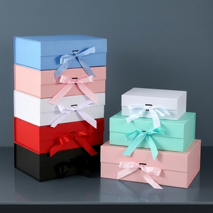 Boîte d'emballage cadeau pliable à rabat personnalisée OEM ODM avec logo, en matériaux recyclés mats, avec poignée et accessoires en ruban, estampage à chaud - Product Image 1