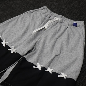 Shorts décontractés respirants pour hommes, gris et noir, avec blocs de couleur, design à lacets croisés et taille à cordon de serrage - Product Image 5