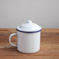 Mug de camping personnalisé en grès écologique, grande capacité 350 ml, avec couvercle à motif, design classique pour boissons. Disponible également en tailles 700 ml et 200 ml.