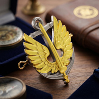 Pins personnalisés sur mesure en alliage métallique avec logo 3D en relief, motifs aile, épée, ancre, plaqué or et argent, badge découpé creux et porte-clés