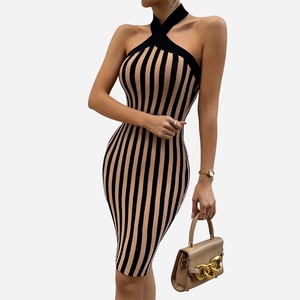 โรงงาน OEM ชุดเดรสไหมพรมทรงเอ สไตล์ลำลอง คอวี โชว์หลัง ลายเรียบ ทันสมัย สำหรับฤดูใบไม้ร่วง - Product Image 1