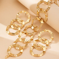 Ensemble de bijoux cercle géométrique audacieux mais minimaliste collier en alliage plaqué or élégant moderne et boucles d'oreilles accessoires de mode