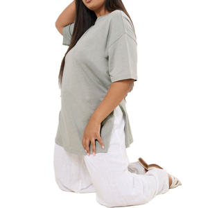 Camiseta de mezcla de algodón suave y cómoda para mujer, talla grande, ajuste holgado con decoración bordada, hombro caído, ropa informal diaria - Product Image 4