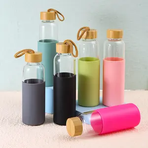 Botol minum kaca tutup bambu borosilikat kreatif produk grosir dengan lengan silikon dan tali bola dunia salju