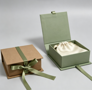 Boîte cadeau de luxe carrée à fermeture magnétique, boîte en papier rigide mat avec ruban et pochette en satin pour l'emballage de colliers, bagues et boucles d'oreilles - Product Image 4