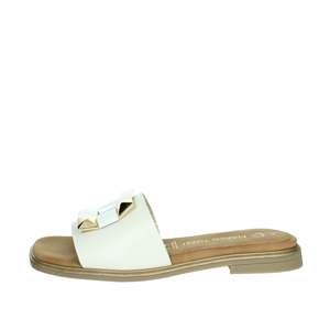 Sandalias Planas para Mujer Marco Tozzi, Blancas, Tacón Bajo, Estilo Deslizante - Product Image 1