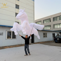 Marionnette de cheval volant gonflable blanche de 3,5 m de long pour les activités de performance de défilé dans les parcs pour enfants