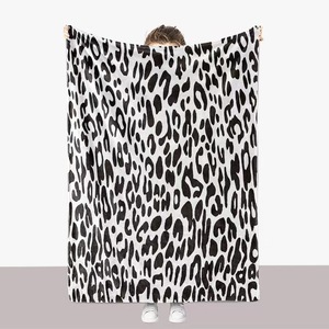 Manta de felpa esponjosa y acogedora súper suave, manta con estampado de leopardo y guepardo, manta de forro polar - Product Image 1