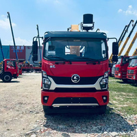 Grue montée sur camion Shacman 4*2, moteur Yuchai 240HP, flèche à 5 sections de 10 tonnes pour levage en usine minière