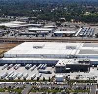 Entrepôt de distribution d'aliments surgelés, bâtiment en acier, stockage à congélation profonde, centre logistique pour viande et fruits de mer