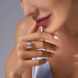 Joyería <span class=keywords><strong>de</strong></span> moda <span class=keywords><strong>de</strong></span> alta calidad personalizada, <span class=keywords><strong>anillo</strong></span> <span class=keywords><strong>de</strong></span> circón <span class=keywords><strong>de</strong></span> acero inoxidable, <span class=keywords><strong>anillo</strong></span> redondo ancho grueso <span class=keywords><strong>de</strong></span> titanio para parejas casadas para mujeres - Product Image 2