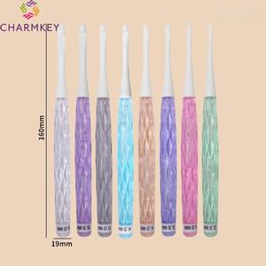 Charmkey Hotsale Candy Color Crystal Plastic antideslizante <span class=keywords><strong>Tulip</strong></span> <span class=keywords><strong>Crochet</strong></span> Hook Set <span class=keywords><strong>Agujas</strong></span> de tejer - Product Image 2