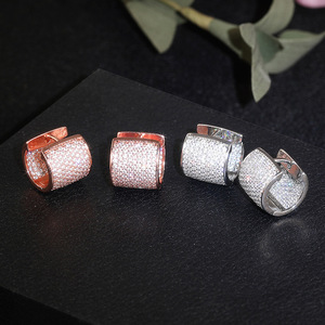 Boucles d'oreilles Huggie en or rose, clous géométriques micro-pavés en cristal et strass, bijoux de mode classiques unisexes pour soirée - Product Image 5