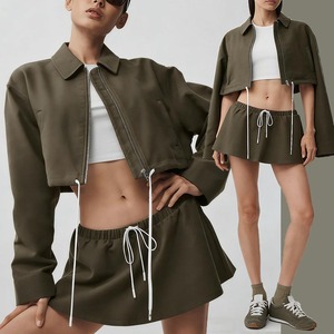 ชุดแจ็คเก็ตครอปตัวสั้นแบบผูกเชือก 2 ชิ้น ยี่ห้อ YIYI พร้อมกระเป๋า ชุดกระโปรงเทนนิสเอวผูกเชือกสำหรับผู้หญิง พร้อมกางเกงขาสั้นในตัว - Product Image 1