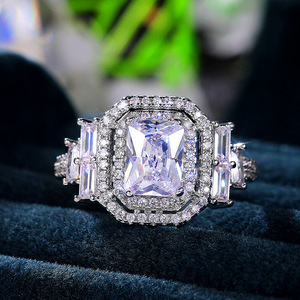 Anello con Cristalli Pavé per Donne, Elegante Accessorio Moda per Uso Quotidiano e Feste - Product Image 1