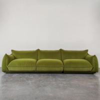 Canapé en tissu vert olive antique, design nouveau, petit salon familial, trio médiéval