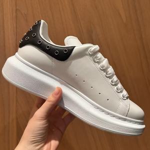 Chaussures de skate unisexes de luxe de qualité supérieure, style punk : chaussures décontractées à semelle plate élégantes avec une personnalité distinctive - Product Image 1