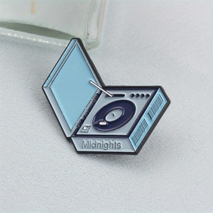 Huy hiệu theo chủ đề âm nhạc độc đáo. Hình bàn xoay với một sự rung cảm cổ điển. Lý tưởng cho những người yêu âm nhạc và người hâm mộ của thẩm mỹ hoài cổ. - Product Image 3