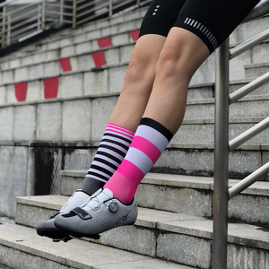 Calcetines deportivos de nailon a la moda para ciclismo, equipo de tubo medio para hombres y mujeres, calcetines ligeros para maratón y correr en <span class=keywords><strong>bicicleta</strong></span>, logotipo personalizado - Product Image 2