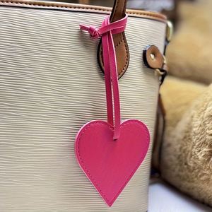 Breloques de sac en cuir PU colorées personnalisées en forme de cœur, étiquette de bagage, pendentif mignon portable, porte-clés, promotionnel pour sac à main - Product Image 4