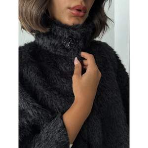 Capa Poncho Negra Elegante para Mujer Topshow, Diseño Moderno de Parka - Venta al Por Mayor - Product Image 2