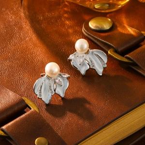 Exquisite Simple Copper S925 Silver Needle <b>Stud</b> Earrings High-End Luxurious Imitation Pearl Geometric Crabapple Flower Trendy - Product Image 4