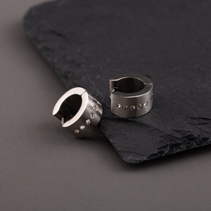 ต่างหูฮักกี้ ไทเทเนียมสตีล ขอบกว้าง ประดับเพชร ต่างหูห่วงแฟชั่นสำหรับผู้ชาย ดีไซน์ทรงเรขาคณิต สำหรับสวมใส่ในชีวิตประจำวัน - Product Image 3