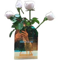 Vase moderne en acrylique transparent pour la décoration intérieure, pour les arrangements floraux dans le salon et la décoration de la véranda avec des fleurs séchées