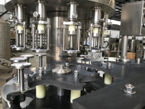 Petite machine de remplissage automatique à 12 buses pour bouteilles de <span class=keywords><strong>cognac</strong></span>, banane, vin rouge, vodka et champagne à pression négative - Product Image 4