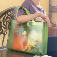 Vente en gros de vêtements personnalisés de luxe avec logo emballage transparent en PVC pour le Ramadan sac cadeau pour shopping Eid en plastique transparent