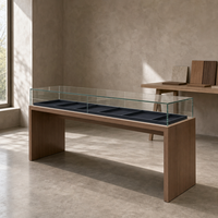 Ensemble d'agencements de présentation pour bijouterie en bois de noyer et bleu marine avec vitrine murale cintrée