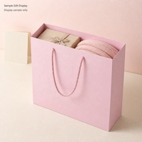 Sac shopping rose A4 en papier imperméable avec poignée en corde, design rectangulaire peu profond, pour cadeaux, événements commerciaux, vente en gros, gaufrage personnalisé
