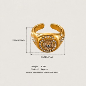 <span class=keywords><strong>Anello</strong></span> Aperto YML & Vintage in Smalto Dipinto a Mano <span class=keywords><strong>con</strong></span> <span class=keywords><strong>Leone</strong></span>, Angelo e Rondine Intarsiati <span class=keywords><strong>con</strong></span> Diamanti, Regolabile, in Oro 18K - Product Image 3