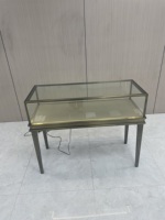 Vitrine de présentation vintage en laiton doré avec comptoir en verre haute transparence pour bijouteries et montres d'antiquités