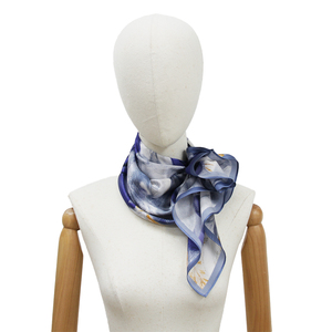 Pañuelo <span class=keywords><strong>de</strong></span> seda cuadrado 70*70cm pintado a mano con flores azules y hojas blancas - Product Image 3